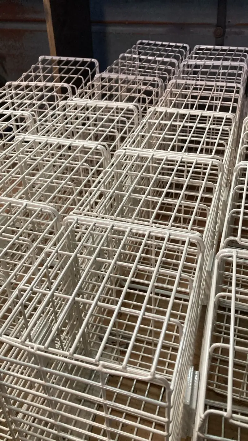 Canastillos metálicos fabricados en serie en el taller de DLC Médica