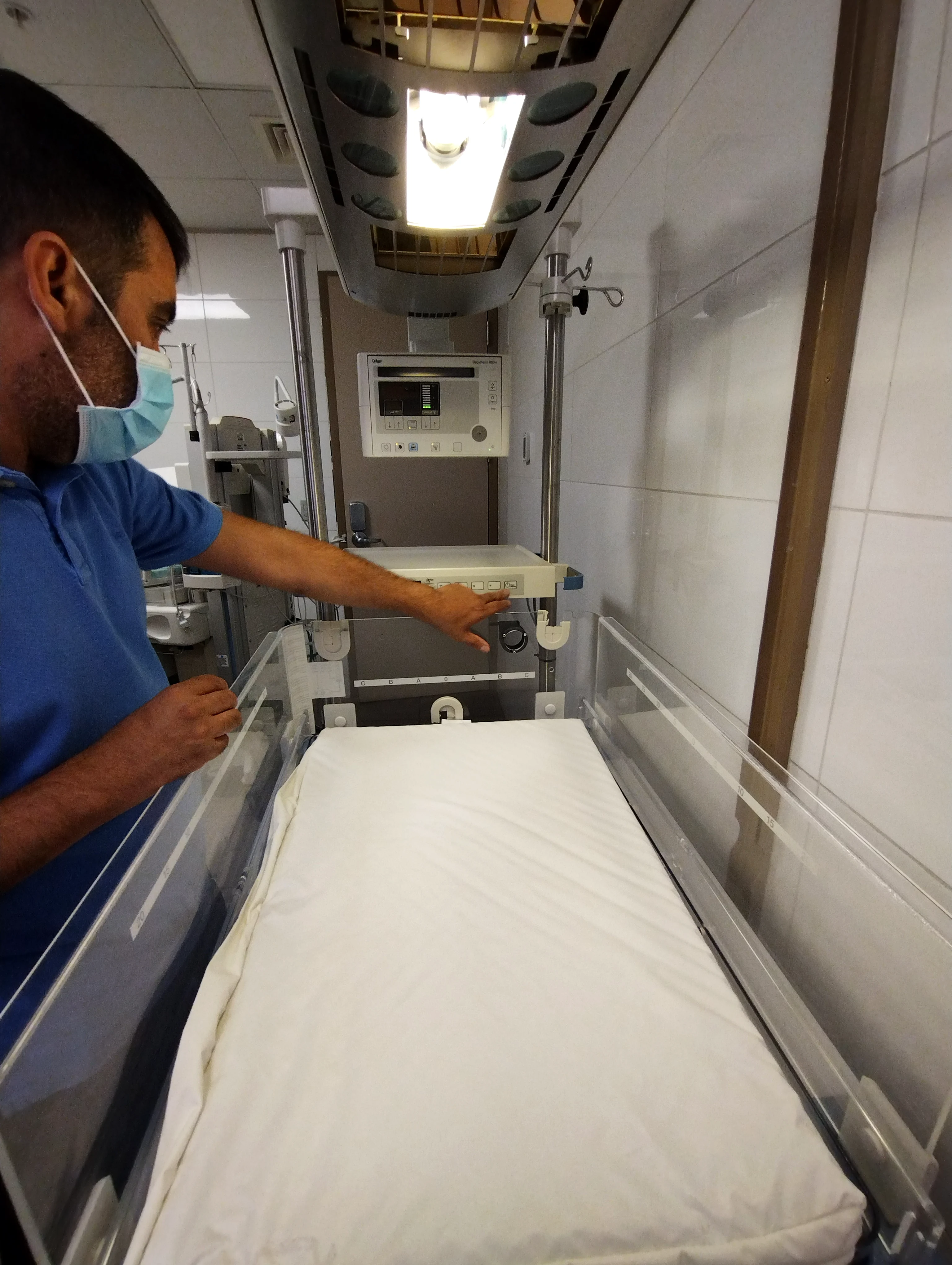 Técnico de DLC Médica revisando una incubadora en un centro de salud